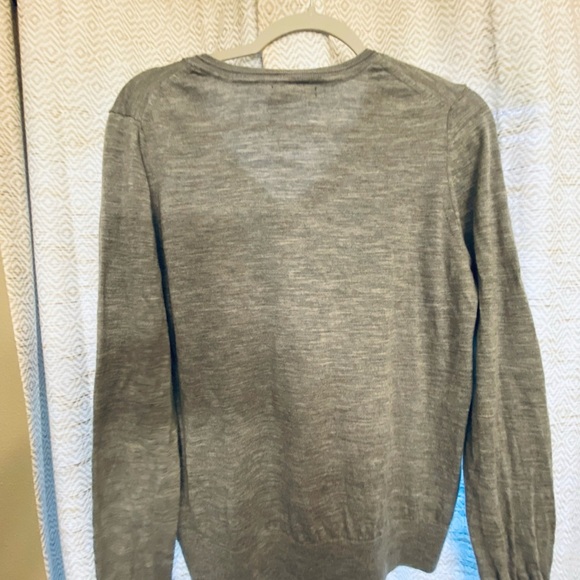Banana Republic Gray V-Neck Sweater Classic Knit, Size XL - Picture 4 of 4
